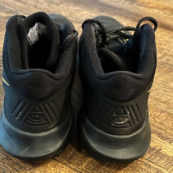 Kyrie Irving Flytrap 4 black and gold basketball shoes Men’s Size 8.5 - Picture 8 of 12